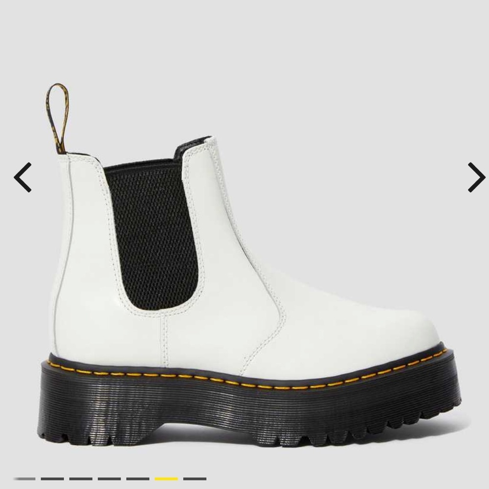 NWOB- Dr Martin’s 2976 Smooth Leather Platform Chelsea Boots in Ivory